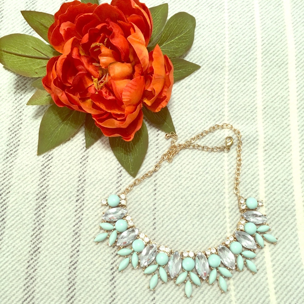 🍍mint green statement costume necklace